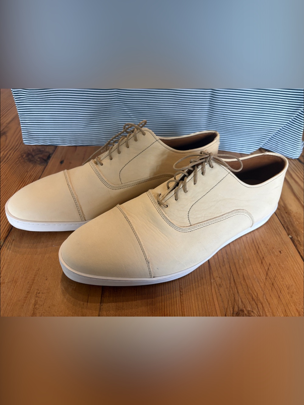 Allen Edmunds Lace-Up Shoes in Cream